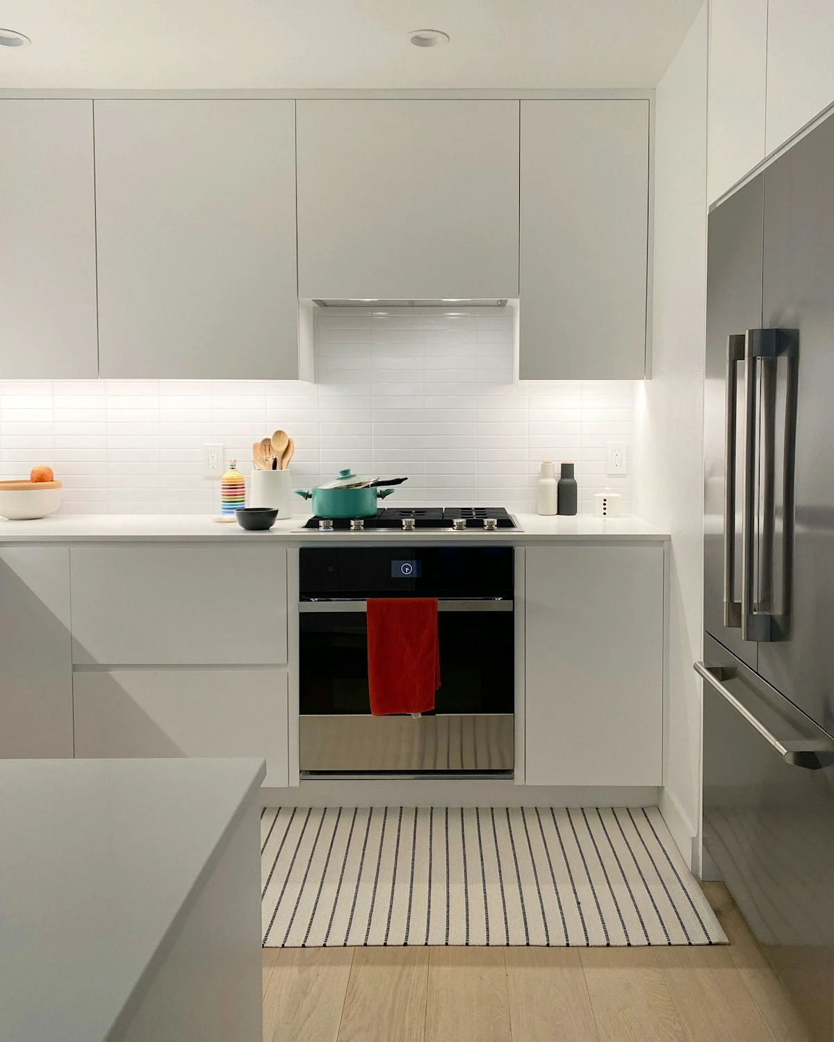 Shaker style kitchen cabinets in a clean kitchen
